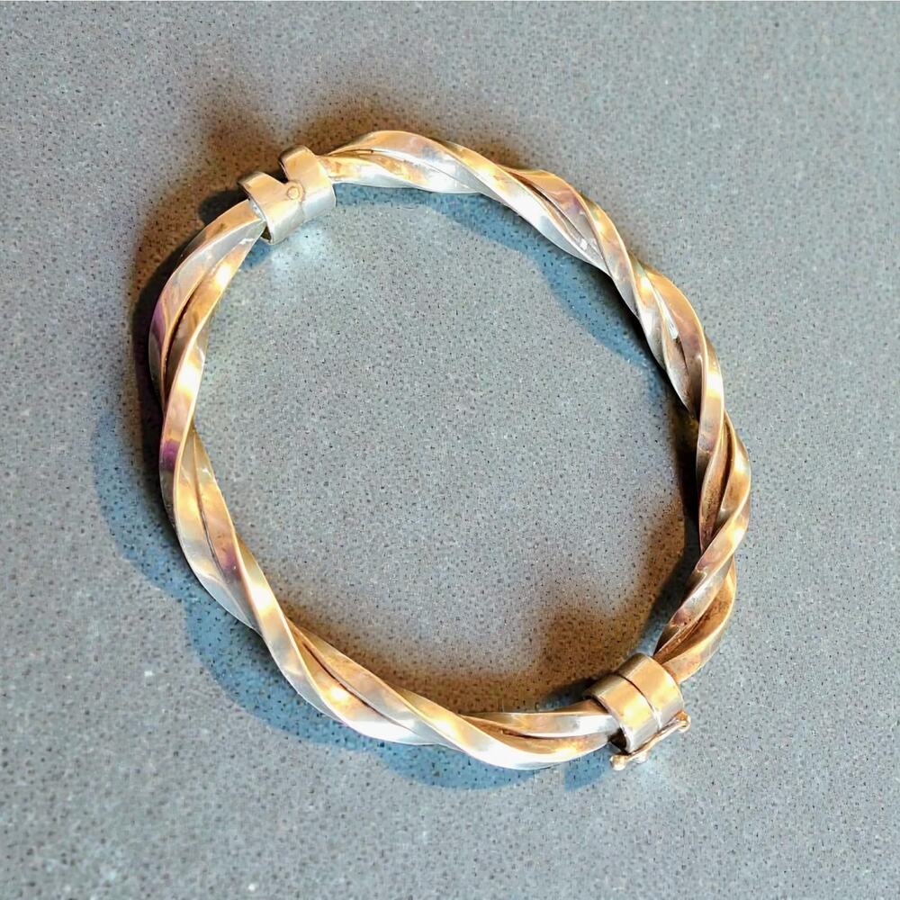 Estate Vintage Gorgeous Sterling Silver 16.2 Gram Twist Hinged Bangle Bracelet